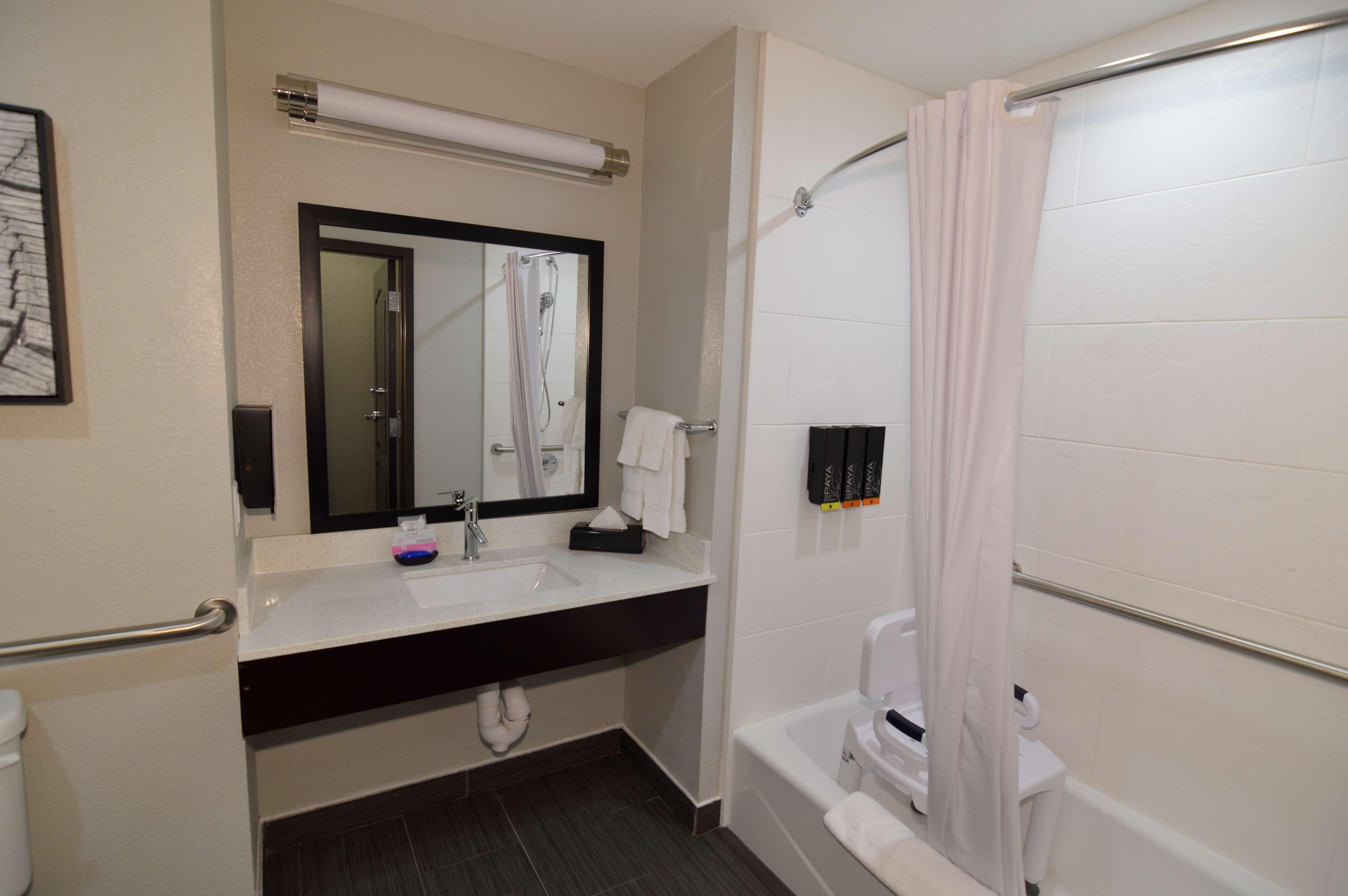 Best Western Plus Bay City Inn & Suites Exteriör bild