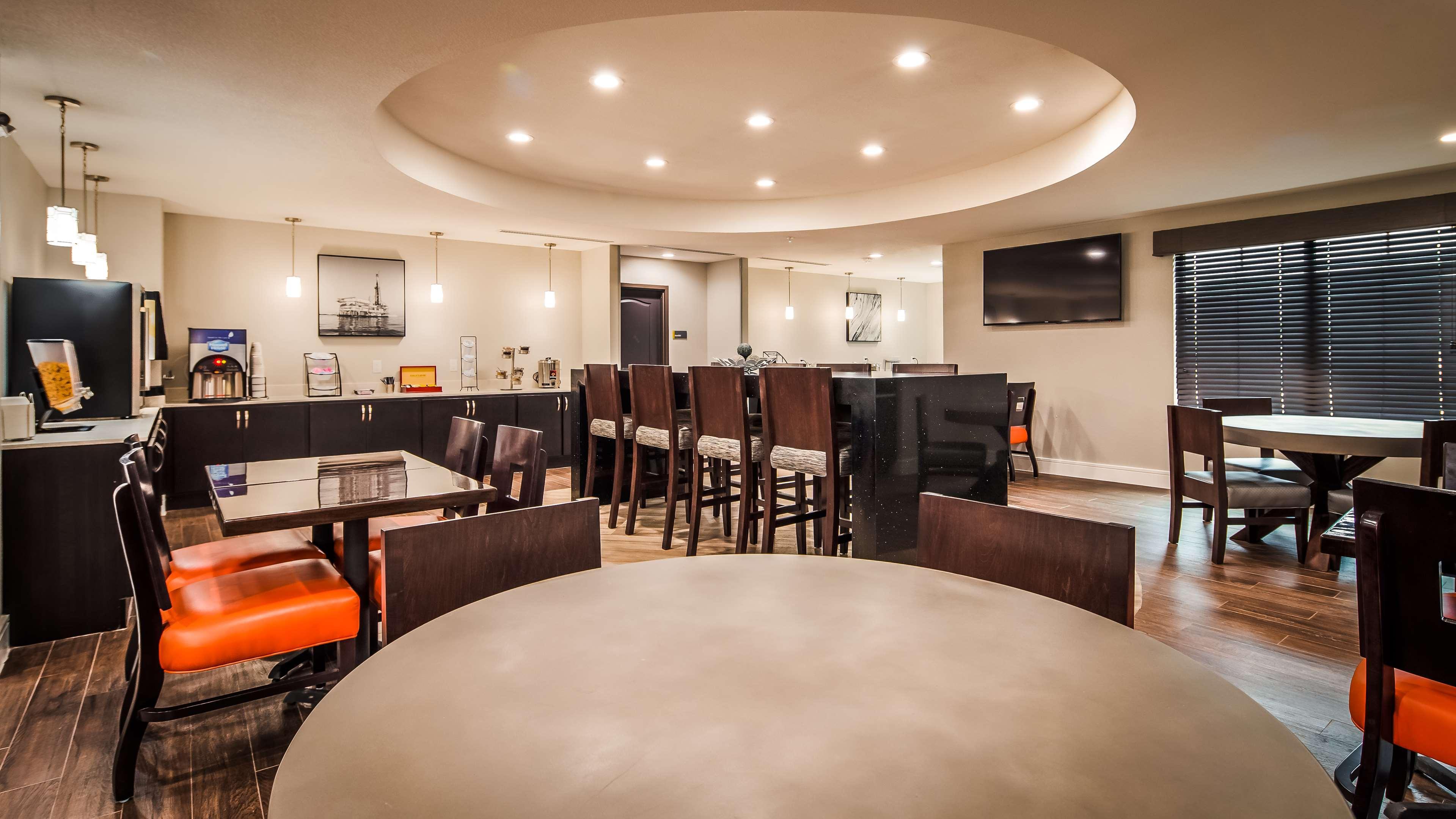 Best Western Plus Bay City Inn & Suites Exteriör bild