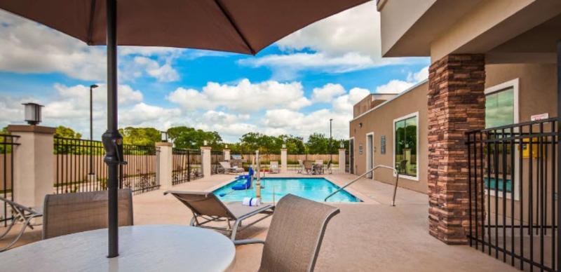 Best Western Plus Bay City Inn & Suites Exteriör bild